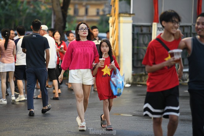 Mưa không làm người hâm mộ Phú Thọ chùn bước, truyền cảm hứng cho U23 Việt Nam tại sân Việt Trì