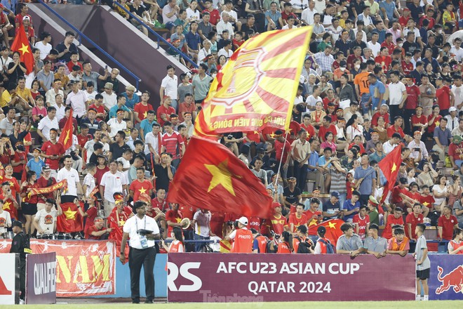 Mưa không làm người hâm mộ Phú Thọ chùn bước, truyền cảm hứng cho U23 Việt Nam tại sân Việt Trì