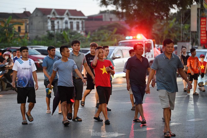Mưa không làm người hâm mộ Phú Thọ chùn bước, truyền cảm hứng cho U23 Việt Nam tại sân Việt Trì