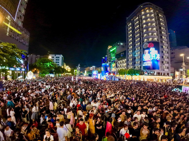 Khán giả Sài Gòn và 1 đêm ENTERTA COUNTDOWN không ngủ, chờ đợi thời khắc khai xuân bản lĩnh - Ảnh 2.