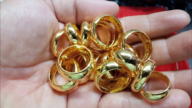 Học mẹ c&aacute;ch tiết kiệm bằng h&igrave;nh thức mua v&agrave;ng, đ&ocirc;i vợ chồng U40 mua nh&agrave;, mua xe sau 12 năm - Ảnh 2.