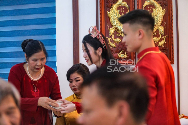 Chu Thanh Huyền nắm chặt tay Quang Hải trong ng&agrave;y trọng đại, c&oacute; h&agrave;nh động điểm 10 khi đứng cạnh mẹ chồng tương lai - Ảnh 7.