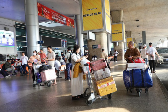 S&acirc;n bay T&acirc;n Sơn Nhất nhộn nhịp kh&aacute;ch quốc tế ng&agrave;y đầu năm mới 2024 - Ảnh 14.