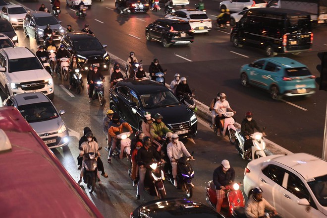 Cuối kỳ nghỉ Tết Dương lịch, d&ograve;ng xe lại hối hả quay về Thủ đ&ocirc; - Ảnh 9.