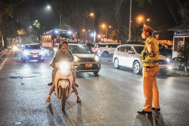 H&agrave; Nội: H&agrave;ng loạt thanh thiếu ni&ecirc;n bị tổ c&ocirc;ng t&aacute;c 141 xử l&yacute; trong đ&ecirc;m Countdown - Ảnh 9.