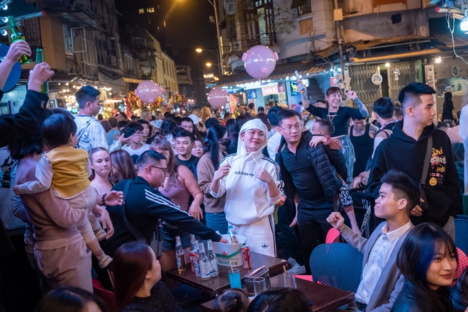 Du kh&aacute;ch quốc tế đ&oacute;n thời khắc chuyển giao năm mới tại H&agrave; Nội - Ảnh 8.