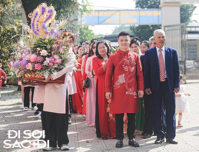 To&agrave;n cảnh lễ ăn hỏi v&agrave; đ&oacute;n d&acirc;u của Quang Hải - Chu Thanh Huyền: Visual c&ocirc; d&acirc;u ch&uacute; rể s&aacute;ng bừng - Ảnh 1.