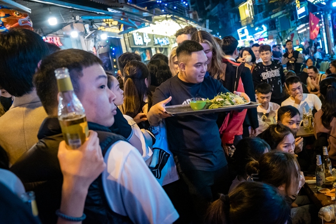 Du kh&aacute;ch quốc tế đ&oacute;n thời khắc chuyển giao năm mới tại H&agrave; Nội - Ảnh 5.