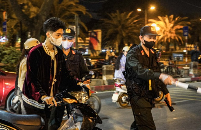 H&agrave; Nội: H&agrave;ng loạt thanh thiếu ni&ecirc;n bị tổ c&ocirc;ng t&aacute;c 141 xử l&yacute; trong đ&ecirc;m Countdown - Ảnh 5.