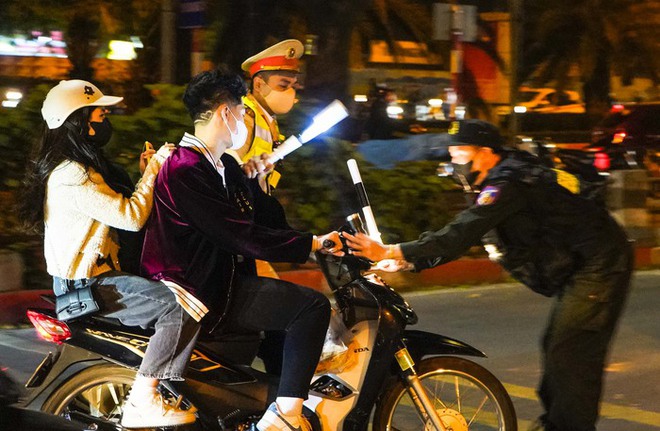 H&agrave; Nội: H&agrave;ng loạt thanh thiếu ni&ecirc;n bị tổ c&ocirc;ng t&aacute;c 141 xử l&yacute; trong đ&ecirc;m Countdown - Ảnh 3.