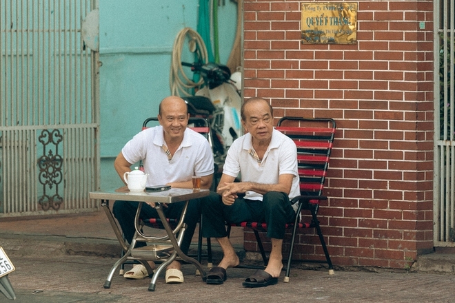 Sài Gòn đẹp và yên bình ngày đầu năm: Người dân thảnh thơi uống cafe, đi dạo chụp ảnh check in - Ảnh 2.