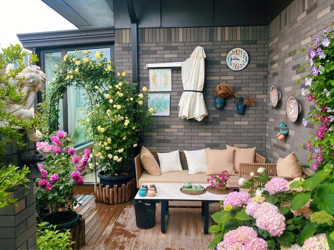 Chi hơn 70 triệu để cải tạo s&acirc;n thượng, cặp vợ chồng c&oacute; kết quả mỹ m&atilde;n với khu vườn 25m&sup2; xanh mướt mắt - Ảnh 4.