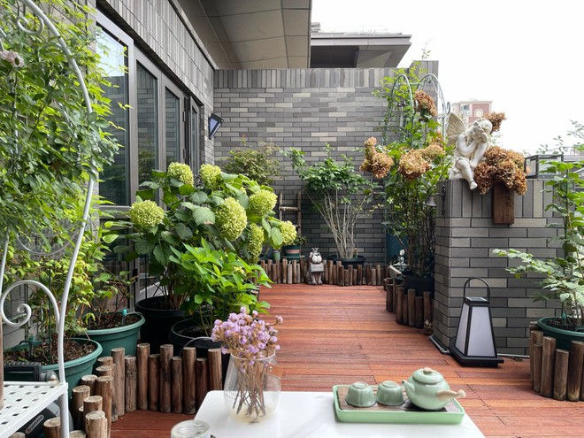 Chi hơn 70 triệu để cải tạo s&acirc;n thượng, cặp vợ chồng c&oacute; kết quả mỹ m&atilde;n với khu vườn 25m&sup2; xanh mướt mắt - Ảnh 2.