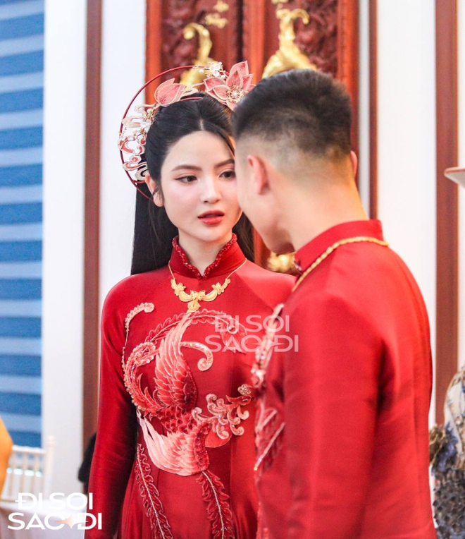 Quang Hải rạng rỡ nhận v&agrave;ng từ mẹ Chu Thanh Huyền, hạnh ph&uacute;c b&ecirc;n cạnh vợ sắp cưới - Ảnh 6.