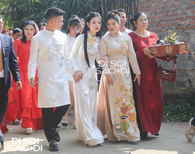 Chu Thanh Huyền nắm chặt tay Quang Hải trong ng&agrave;y trọng đại, c&oacute; h&agrave;nh động điểm 10 khi đứng cạnh mẹ chồng tương lai - Ảnh 5.