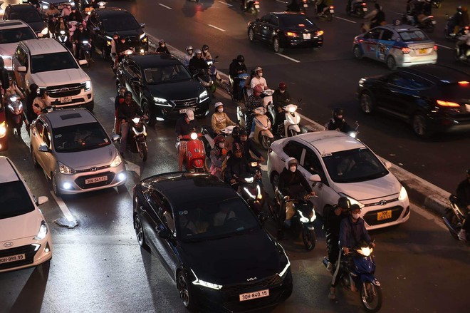 Cuối kỳ nghỉ Tết Dương lịch, d&ograve;ng xe lại hối hả quay về Thủ đ&ocirc; - Ảnh 7.