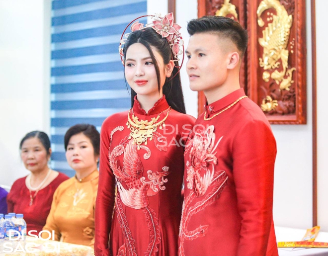 Quang Hải rạng rỡ nhận v&agrave;ng từ mẹ Chu Thanh Huyền, hạnh ph&uacute;c b&ecirc;n cạnh vợ sắp cưới - Ảnh 5.