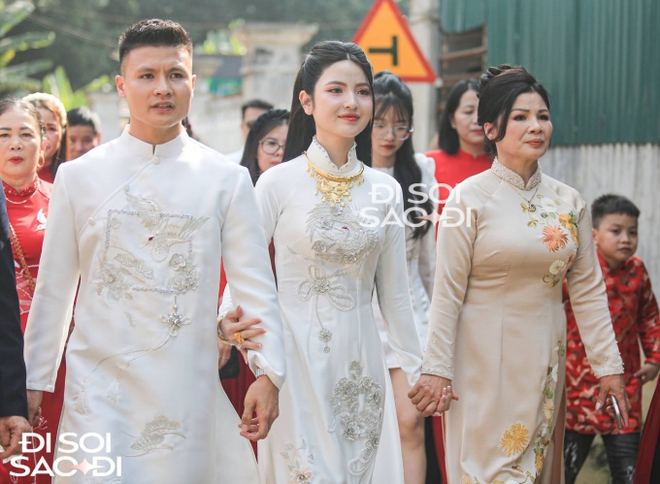Chu Thanh Huyền nắm chặt tay Quang Hải trong ng&agrave;y trọng đại, c&oacute; h&agrave;nh động điểm 10 khi đứng cạnh mẹ chồng tương lai - Ảnh 4.