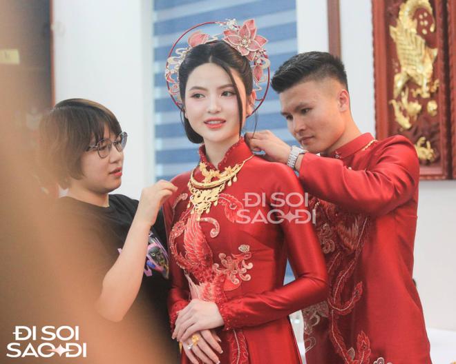 Quang Hải rạng rỡ nhận v&agrave;ng từ mẹ Chu Thanh Huyền, hạnh ph&uacute;c b&ecirc;n cạnh vợ sắp cưới - Ảnh 4.