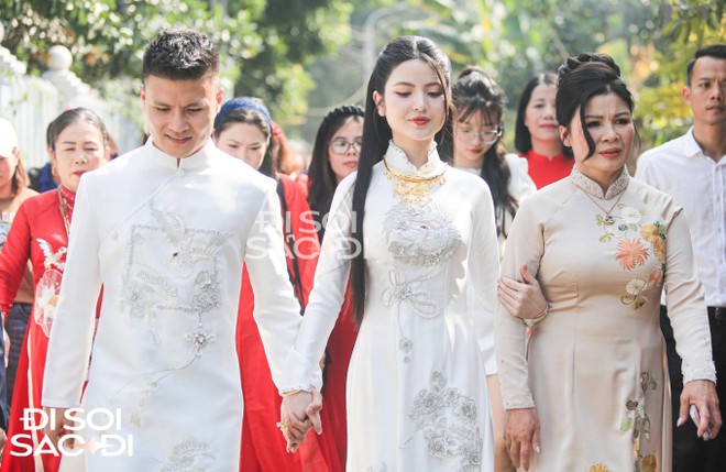 Chu Thanh Huyền nắm chặt tay Quang Hải trong ng&agrave;y trọng đại, c&oacute; h&agrave;nh động điểm 10 khi đứng cạnh mẹ chồng tương lai - Ảnh 3.