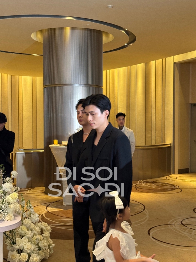 Đ&aacute;m cưới T&ocirc;n Kinh L&acirc;m: Kh&ocirc;ng gian phủ k&iacute;n hoa tươi, Ninh Dương Lan Ngọc v&agrave; d&agrave;n kh&aacute;ch mời nổi tiếng tham dự - Ảnh 11.