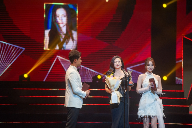 VTV Awards 2023: Gia Đình Mình Vui Bất Thình Lình thắng lớn, Nhan Phúc Vinh bất ngờ vượt mặt đàn anh - Ảnh 1.