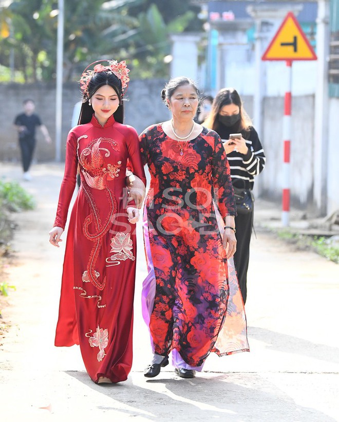 C&ocirc; d&acirc;u Chu Thanh Huyền xinh đẹp đằm thắm xuất hiện trước giờ ăn hỏi với Quang Hải - Ảnh 3.