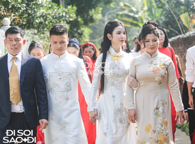 Chu Thanh Huyền nắm chặt tay Quang Hải trong ng&agrave;y trọng đại, c&oacute; h&agrave;nh động điểm 10 khi đứng cạnh mẹ chồng tương lai - Ảnh 2.