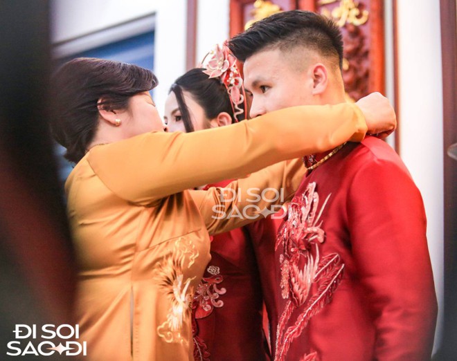 Quang Hải rạng rỡ nhận v&agrave;ng từ mẹ Chu Thanh Huyền, hạnh ph&uacute;c b&ecirc;n cạnh vợ sắp cưới - Ảnh 2.