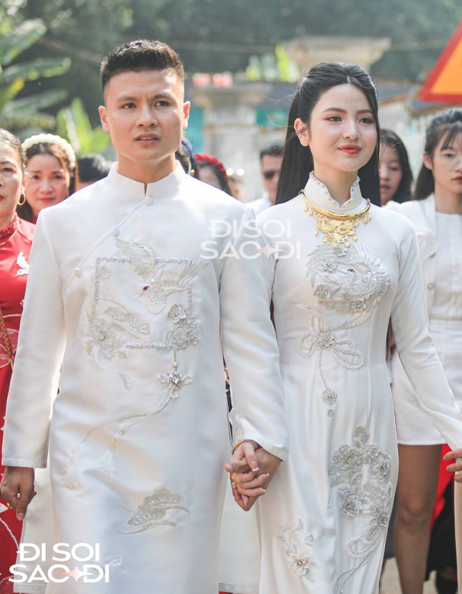 Chu Thanh Huyền nắm chặt tay Quang Hải trong ng&agrave;y trọng đại, c&oacute; h&agrave;nh động điểm 10 khi đứng cạnh mẹ chồng tương lai - Ảnh 1.