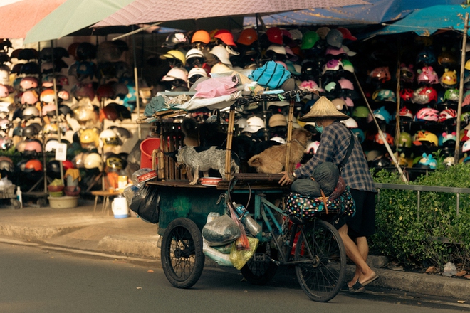 Sài Gòn đẹp và yên bình ngày đầu năm: Người dân thảnh thơi uống cafe, đi dạo chụp ảnh check in - Ảnh 10.