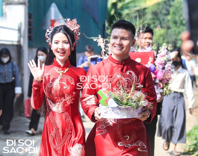 Quang Hải rạng rỡ nhận v&agrave;ng từ mẹ Chu Thanh Huyền, hạnh ph&uacute;c b&ecirc;n cạnh vợ sắp cưới - Ảnh 1.