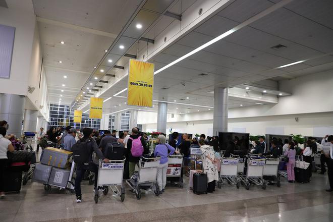 S&acirc;n bay T&acirc;n Sơn Nhất nhộn nhịp kh&aacute;ch quốc tế ng&agrave;y đầu năm mới 2024 - Ảnh 7.