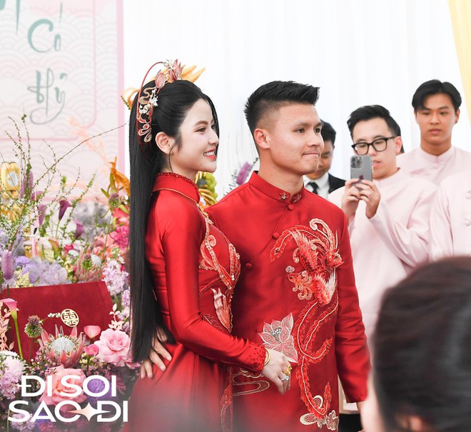 To&agrave;n cảnh lễ ăn hỏi v&agrave; đ&oacute;n d&acirc;u của Quang Hải - Chu Thanh Huyền: Visual c&ocirc; d&acirc;u ch&uacute; rể s&aacute;ng bừng - Ảnh 4.