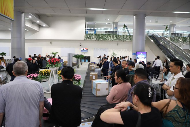 S&acirc;n bay T&acirc;n Sơn Nhất nhộn nhịp kh&aacute;ch quốc tế ng&agrave;y đầu năm mới 2024 - Ảnh 6.