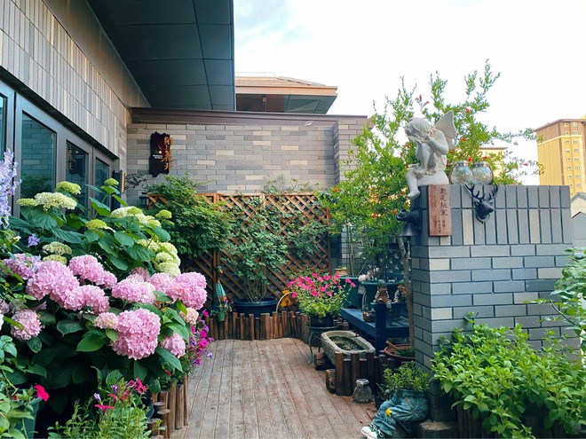 Chi hơn 70 triệu để cải tạo s&acirc;n thượng, cặp vợ chồng c&oacute; kết quả mỹ m&atilde;n với khu vườn 25m&sup2; xanh mướt mắt - Ảnh 13.