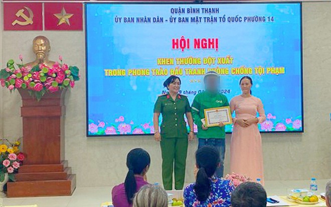 Nhận giao t&uacute;i h&agrave;ng lạ, t&agrave;i xế xe &ocirc;m Grab chở thẳng v&agrave;o đồn c&ocirc;ng an - Ảnh 1.