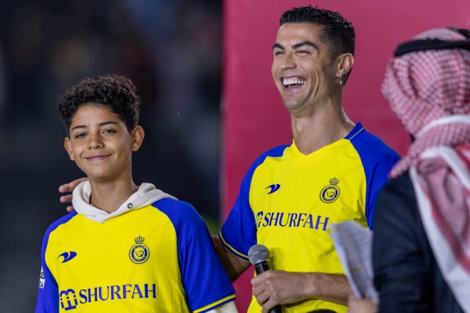 Con trai của Ronaldo gây sốt với siêu phẩm đá phạt, lời hứa chơi cạnh cha sắp thành hiện thực - Ảnh 3.