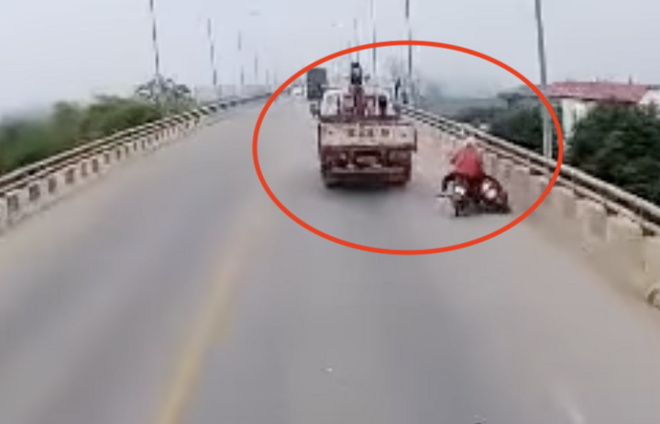 Khởi tố tài xế ô tô tải cố tình chèn ngã xe máy ở Phú Thọ - Ảnh 2.