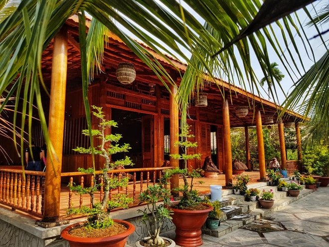 Độc đáo ngôi nhà làm từ 4.000 cây dừa của vợ chồng đại gia miền Tây, cho khách ở qua đêm trải nghiệm nếp sống xưa - Ảnh 2.