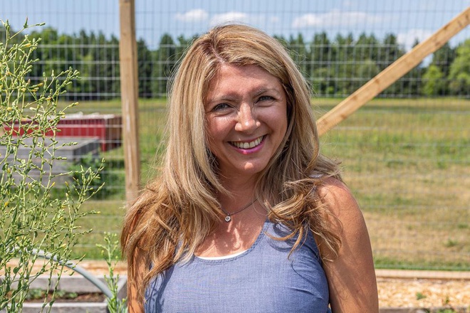 Bà mẹ 2 con từ chối công việc thành phố, cùng gia đình về quê trồng cả vườn rau đẹp như tranh vẽ - Ảnh 4.