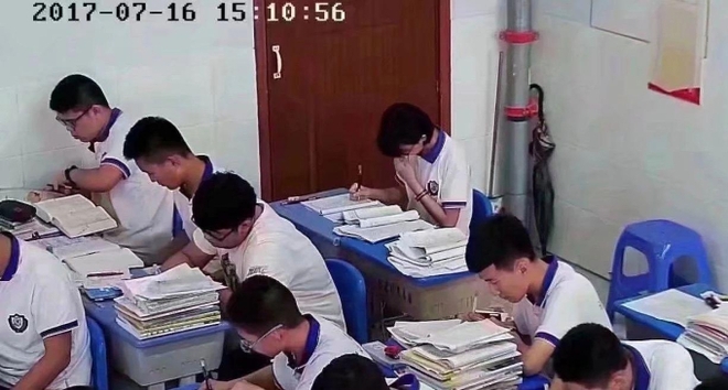 Lò đào tạo học bá khó tin tại trường điểm Trung Quốc: Camera giám sát 12 tiếng/ngày, quay bút nửa giây cũng bị nêu tên trước toàn trường - Ảnh 1.