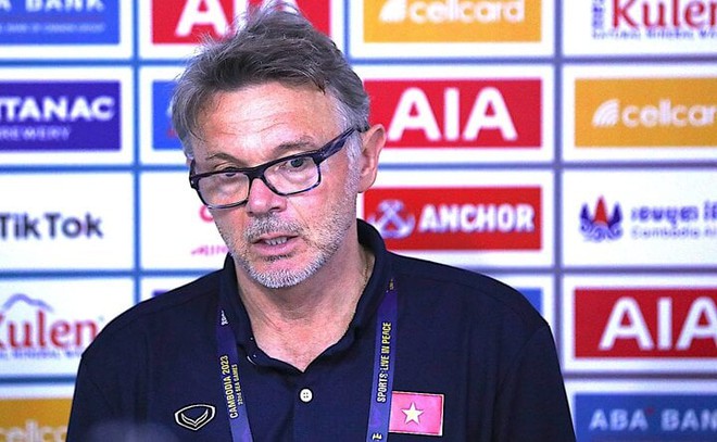 HLV Troussier chỉ chốt danh s&aacute;ch đội tuyển Việt Nam v&agrave;o giờ ch&oacute;t - Ảnh 1.