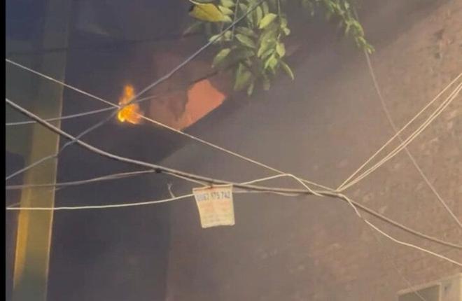 H&agrave; Nội: Kịp thời dập tắt đ&aacute;m ch&aacute;y nh&agrave; d&acirc;n c&oacute; tiếng nổ lớn ở đường L&aacute;ng - Ảnh 1.