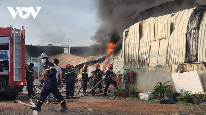 Bình Dương: Cháy xưởng mút xốp sát phòng trọ, công nhân hốt hoảng chuyển đồ - Ảnh 2.