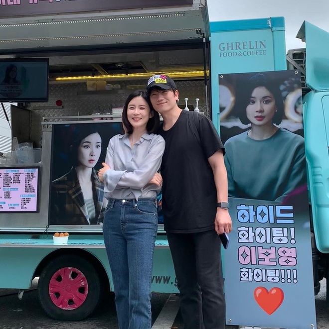 Phong c&aacute;ch thời trang đơn giản, trẻ trung của Lee Bo Young ở tuổi 45 - Ảnh 10.
