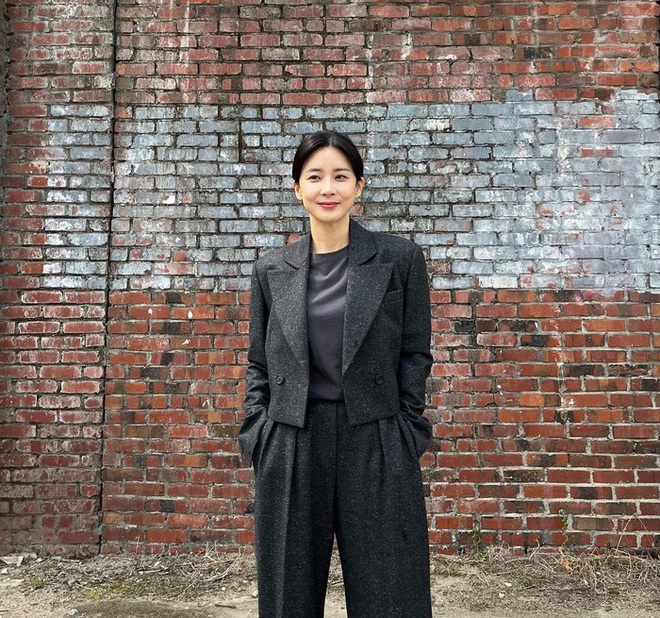 Phong c&aacute;ch thời trang đơn giản, trẻ trung của Lee Bo Young ở tuổi 45 - Ảnh 1.