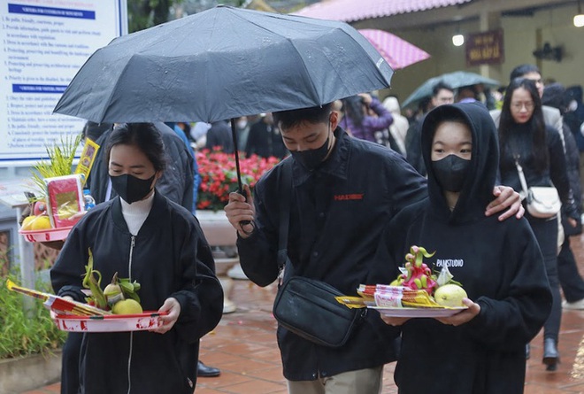 Người Hà Nội “đội mưa” đi lễ Phủ Tây Hồ ngày mùng 1 cuối cùng trong năm Quý Mão - Ảnh 5.