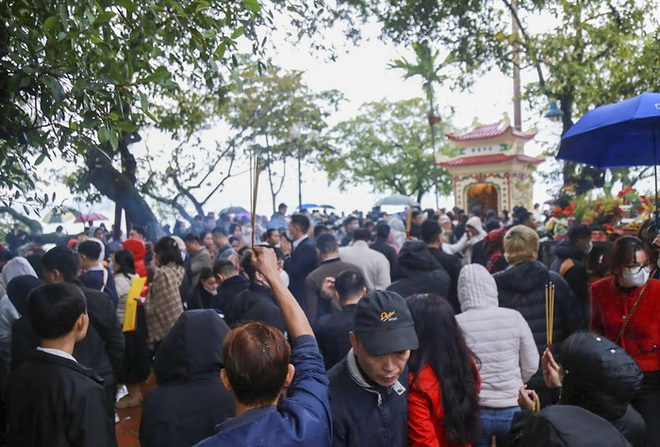 Người Hà Nội “đội mưa” đi lễ Phủ Tây Hồ ngày mùng 1 cuối cùng trong năm Quý Mão - Ảnh 4.