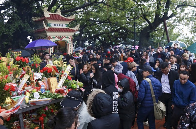 Người Hà Nội “đội mưa” đi lễ Phủ Tây Hồ ngày mùng 1 cuối cùng trong năm Quý Mão - Ảnh 3.